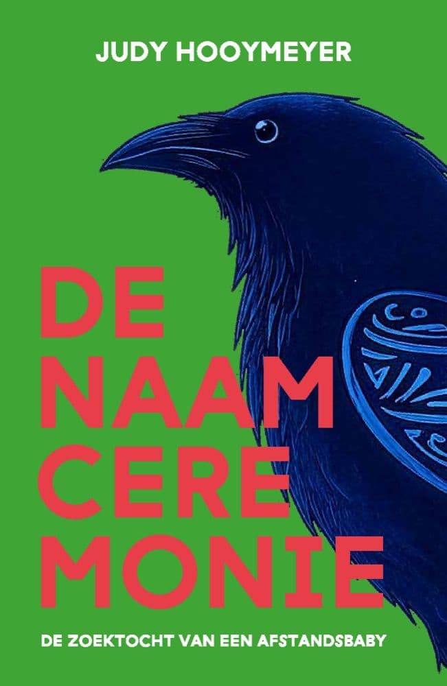 Omslag van De Naamceremonie door Judy Hooymeyer: een blauwe raaf op een groene achtergrond