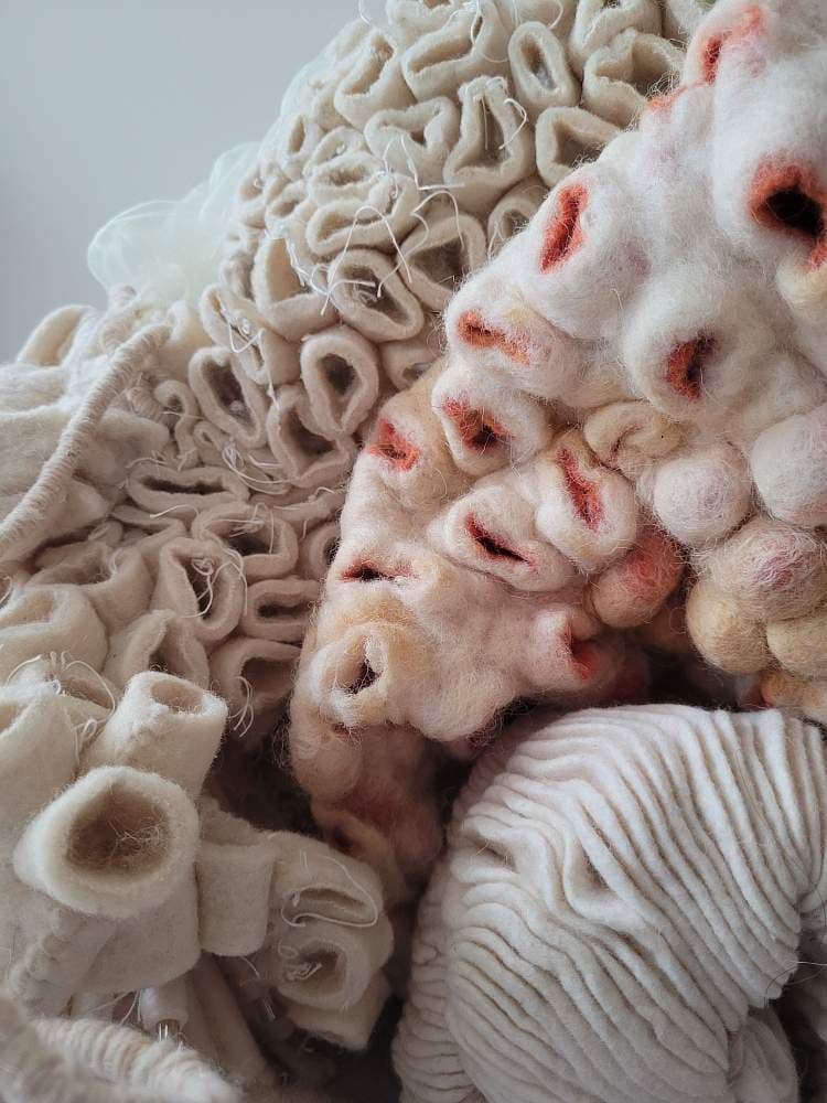 Detail van Coral Vase: witte vilten koraalvormen