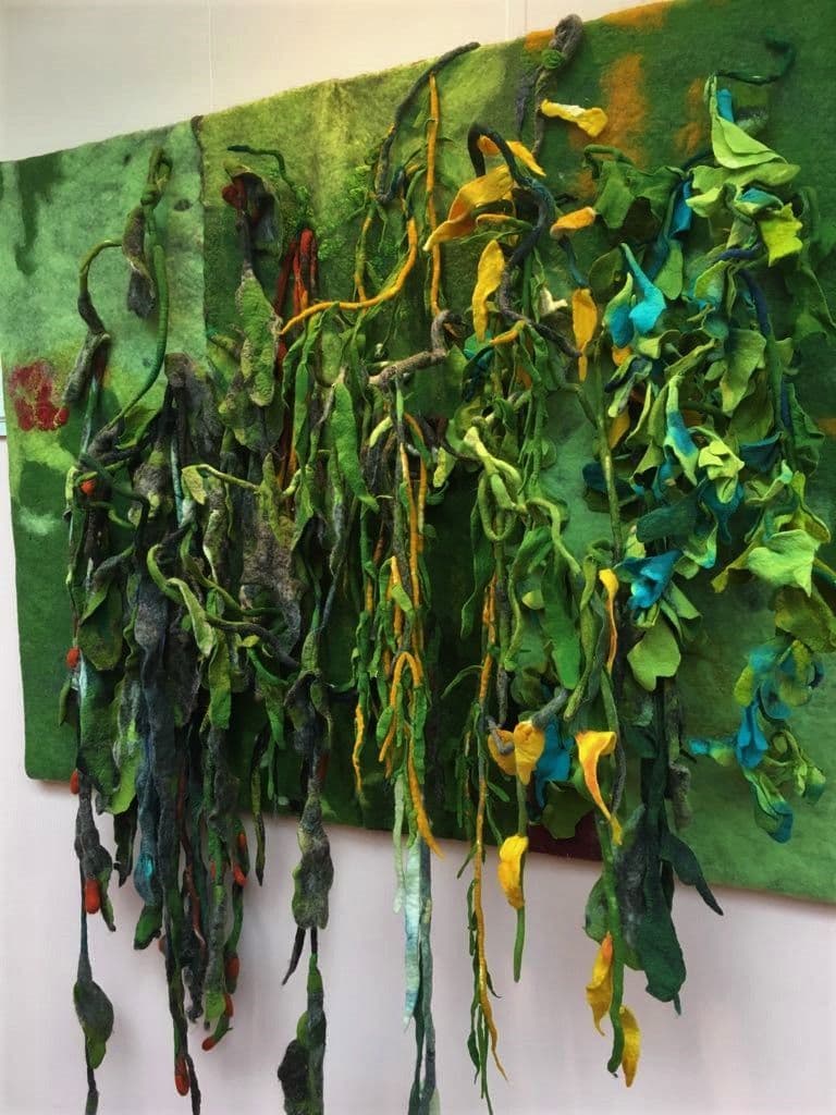 Textielwerk uit de serie Wildgroei: groene vilten slierten
